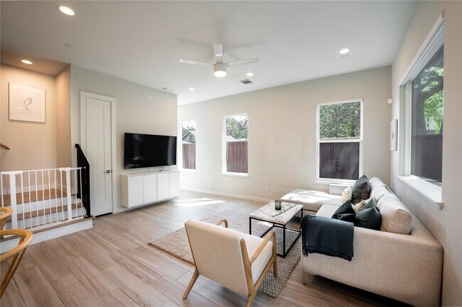 Building Photo - 827 Martin St