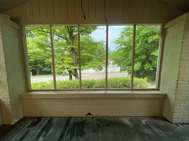 Screened in porch - 908 Oxmoor Rd