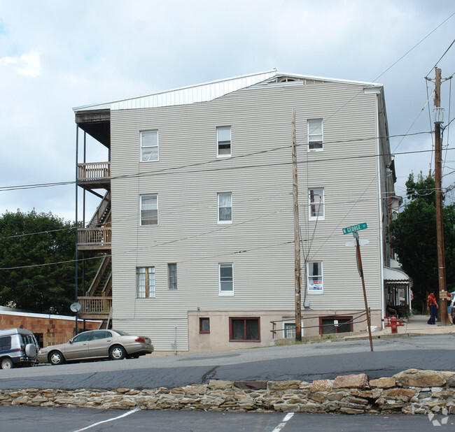 Building Photo - 400 E Norwegian St