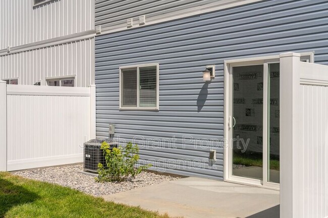 Building Photo - 1801 Jennie Lee Dr