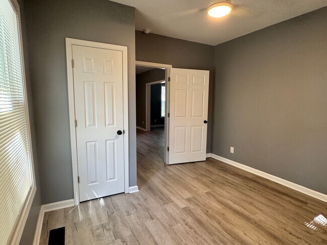Building Photo - 3 Bedroom, 1.5 Bathroom House in High Point!