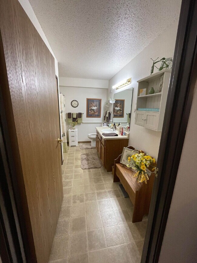 Building Photo - APPLICATION PENDING -- Spacious, Pet-Frien...