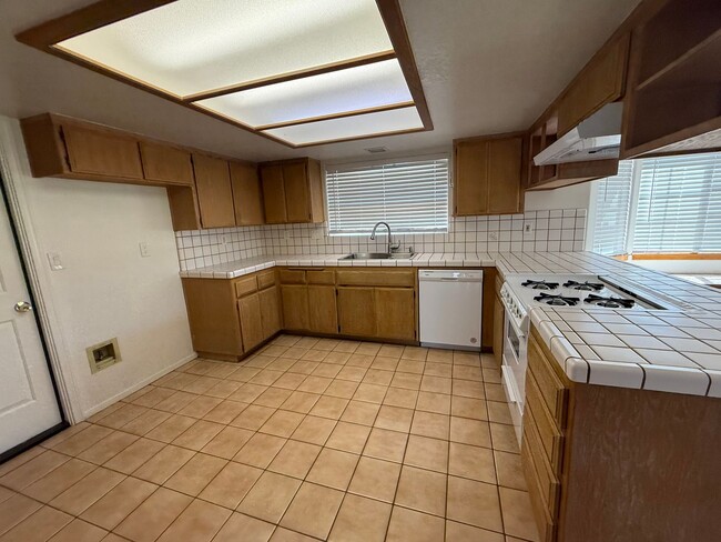 Building Photo - Victorville- Beautiful 3 Bedroom Home in G...