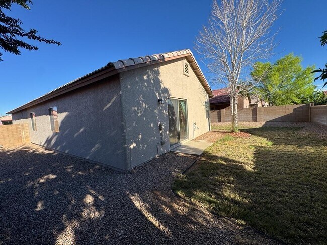 Building Photo - 1113 San Jacinto Dr