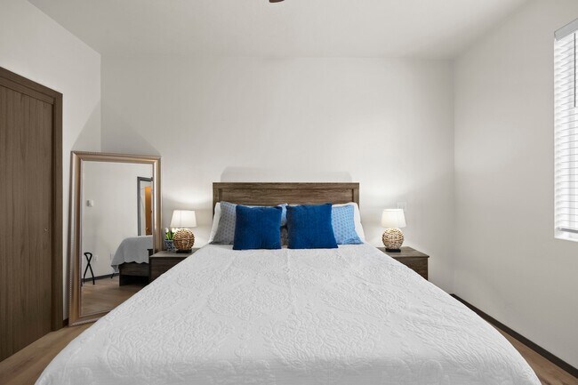 Building Photo - NEWLY RENOVATED 2 BEDROOM HOME.