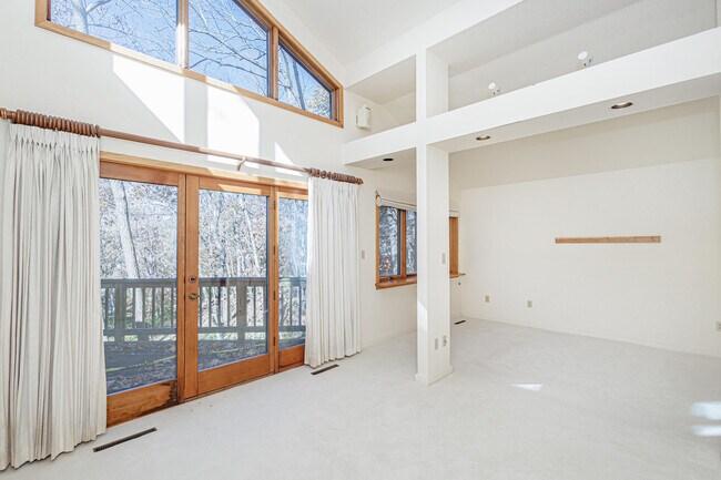 Building Photo - 1424 Bradford Dr