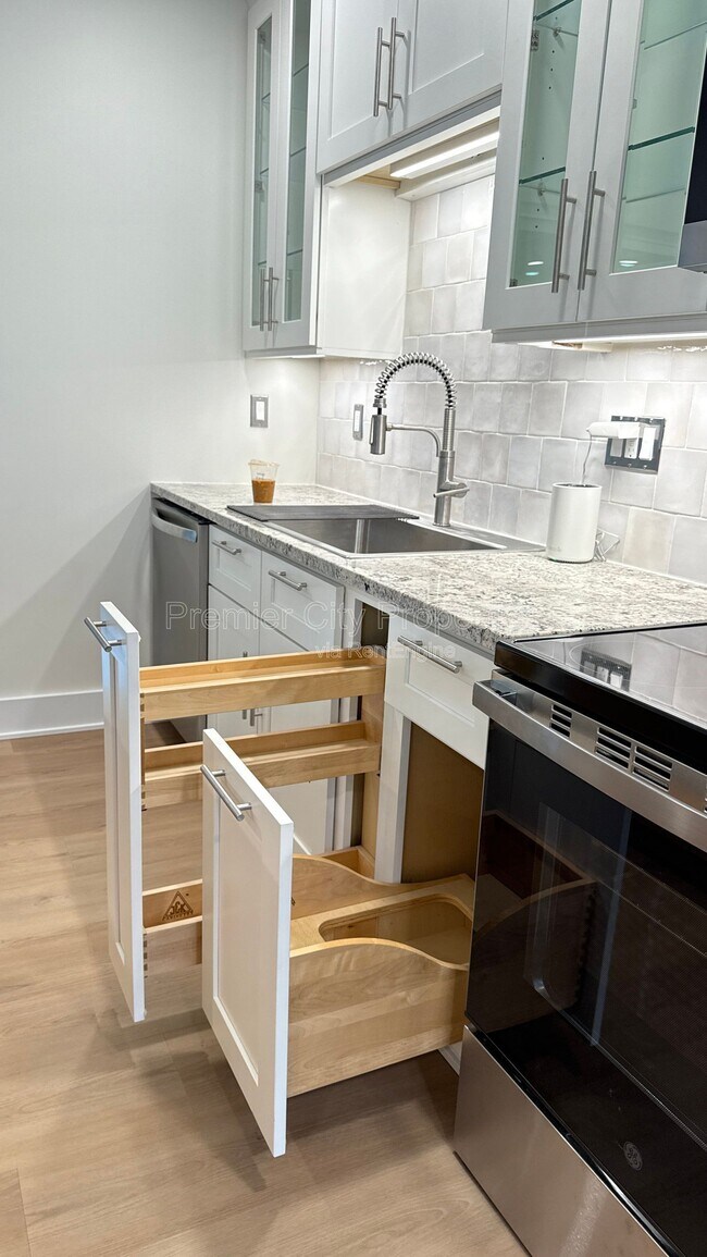 Building Photo - 240 Mcgregor Ave