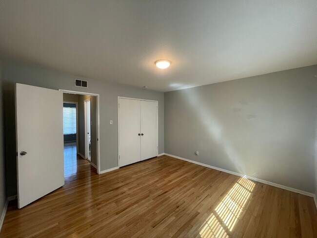 Building Photo - BEAUTIFULLY UPDATED 3 BEDROOM 2 BATH HOME ...