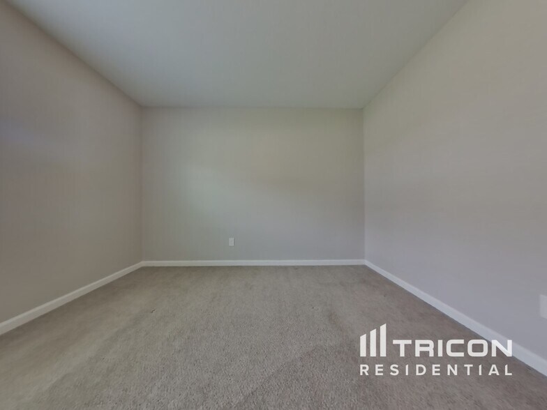 Building Photo - 652 Amberwood Dr