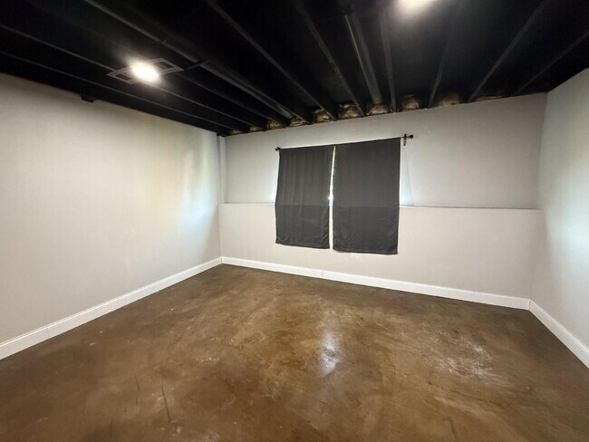 Building Photo - ***$300 incentive if rented by end of Nov!...
