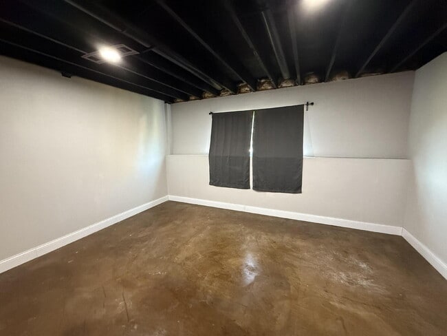 Building Photo - Wonderfully updated split foyer homes loca...