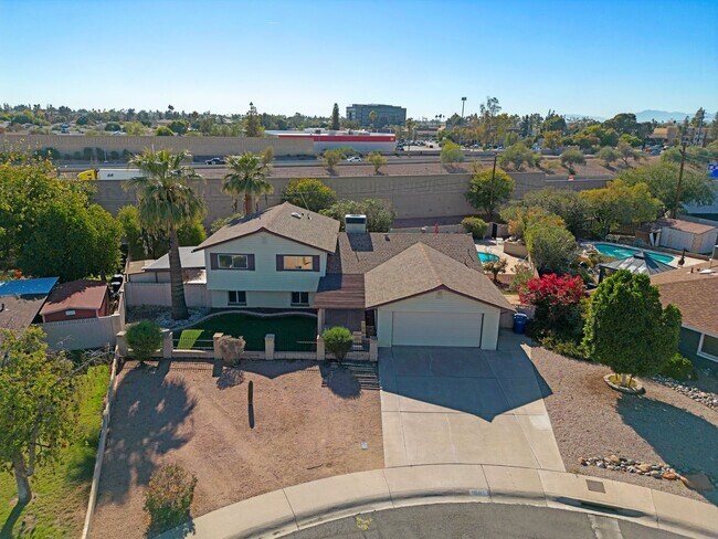 Building Photo - Large Trilevel home backing 60 with pool and close to ASU