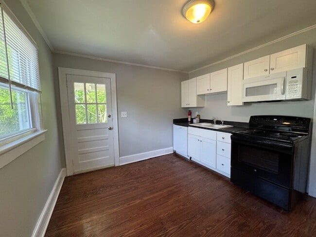 Building Photo - Adorable 2 Bedroom-1 Bath Bungalow within walking distance to Downtown Greer - Very Convenient