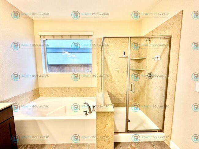 Building Photo - 1/2 Month Free! Spacious 4-Bedroom Gem in ...