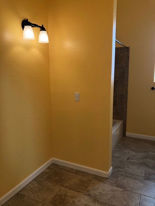 Building Photo - Sunny Three Bedroom in North Prescott Valley