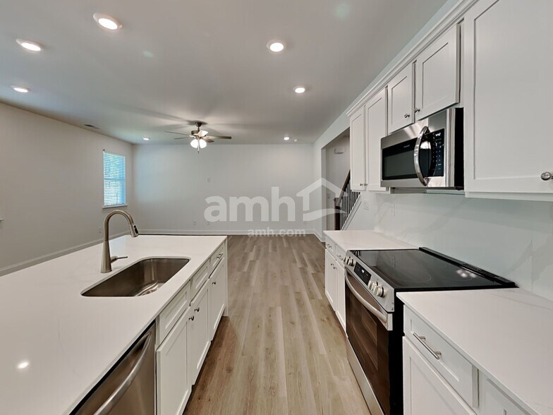 Building Photo - 1047 Highland Walk