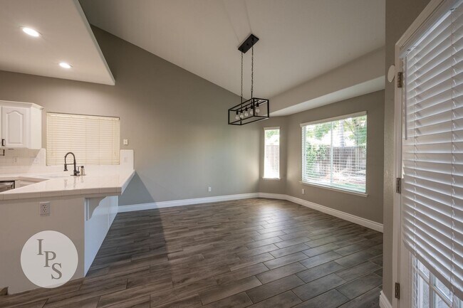 Building Photo - North West Fresno Modern/Updated Home, 3BR/2BA, Built 2004 - Lots of Amenities!