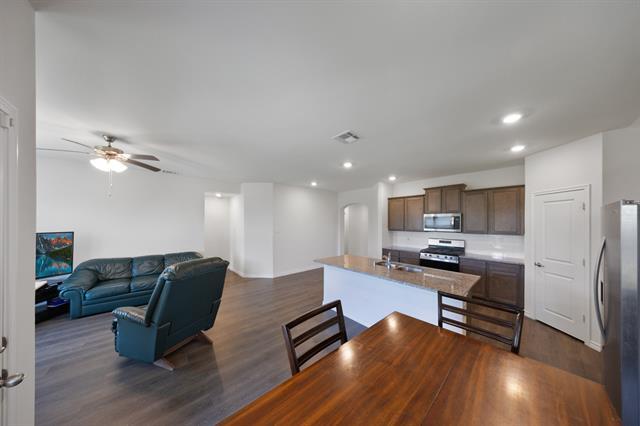 Building Photo - 627 Willow View Way