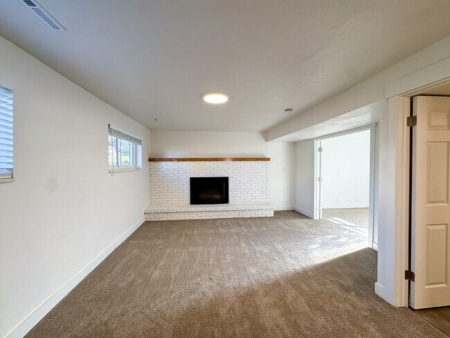 Building Photo - 1340 E Navajo Dr