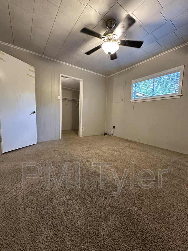 Building Photo - 427 Turkey Creek Dr