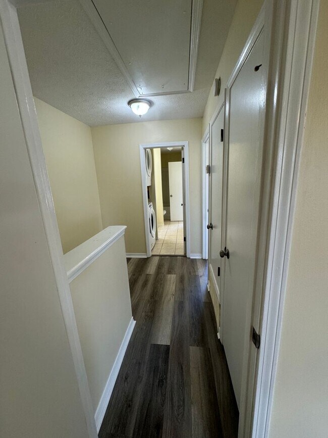 Building Photo - Great Two Bedroom-Freshly Remodeled-$500.00 off first months rental rate with approved application!