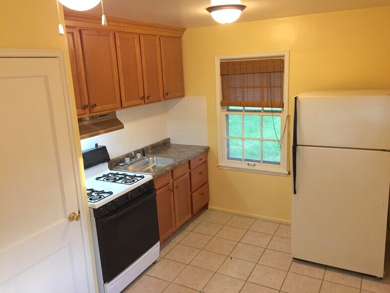 Kitchen - range/refrigerator included - 700 E Seneca Pl