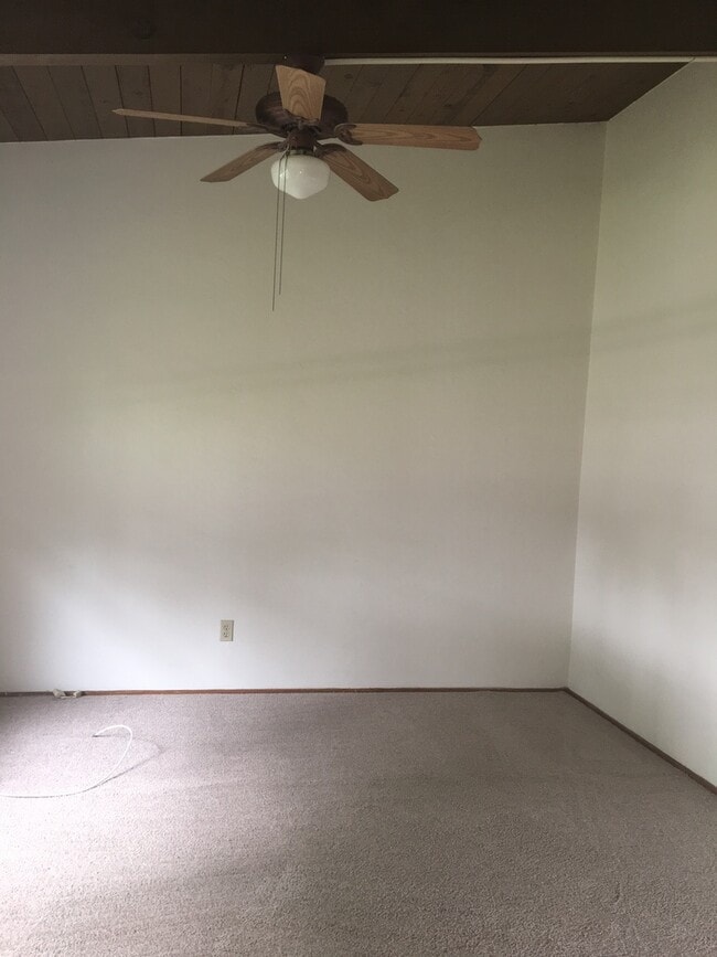Building Photo - Country Club Area home with 4 bedrooms and...