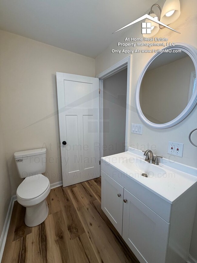 Building Photo - 703 W 7th St