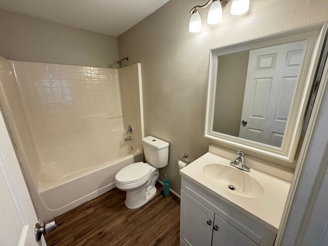 Building Photo - Spacious 4-Bedroom Home with 3 Full Baths in Whispering Trails – Pet Friendly!