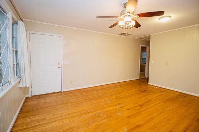 Building Photo - 3 Bedroom, 2 Bathroom in the Forest Acres Area - Available July 2026!