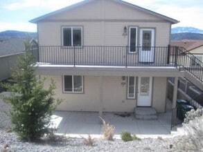 Building Photo - 2 Bedroom 1 Bath Duplex