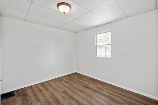 Building Photo - COZY 2 BEDROOM GEM IN THE MONROEVILLE NEIG...