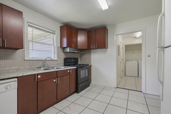 Building Photo - 4 bed 2 bath house, Walk to Stadium!! Available July 2026