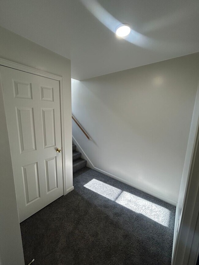 Building Photo - 2 bedroom, 1.5 bath Townhouse style apartm...
