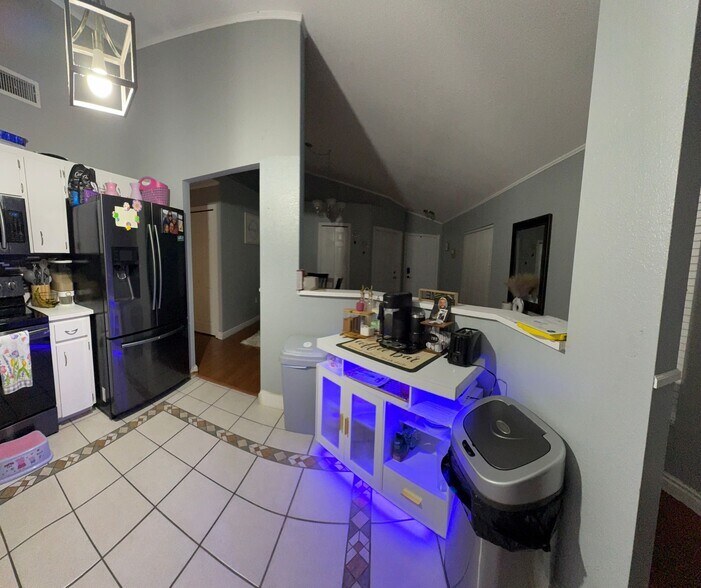 Building Photo - 622 Crystals Blvd