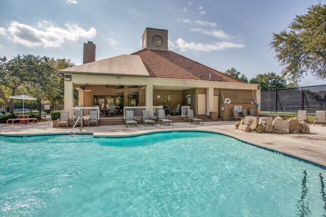 Building Photo - Charming 2 Bed, 2 Bath Condo in North Dall...
