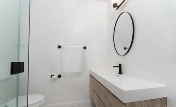Building Photo - "Charming 1-Bed Oasis in Santa Monica: Har...