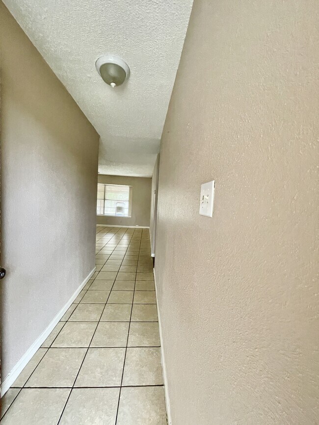 Building Photo - 1078 Honey Tree St