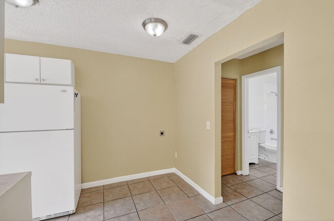 Building Photo - 4825 Serafica Dr