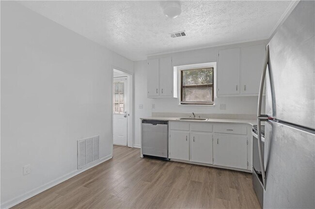 Building Photo - 233 Tanglewood Dr