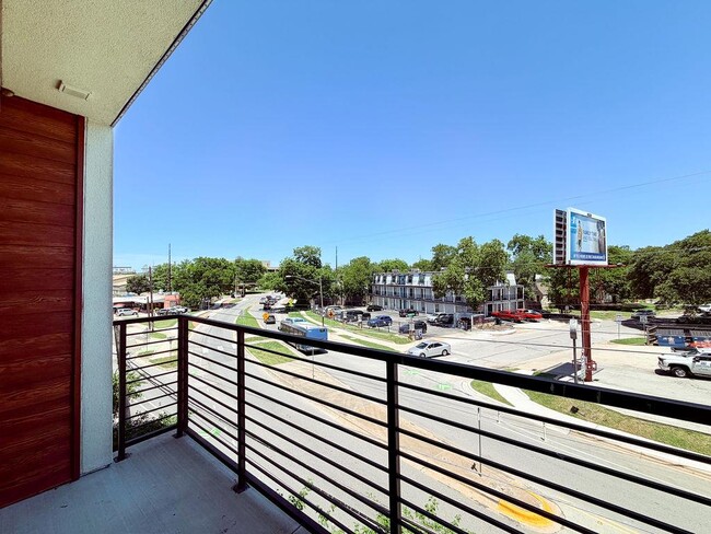 Building Photo - 2213 Poquito St
