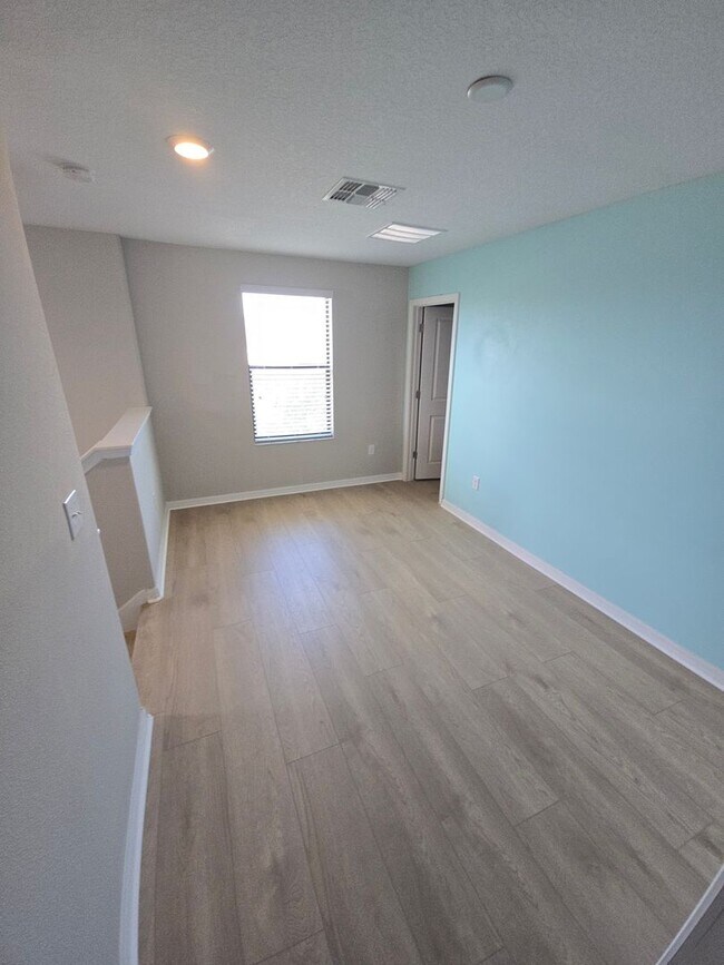Building Photo - Gorgeous 4-Bedroom, 2.5-Bathroom Home in R...