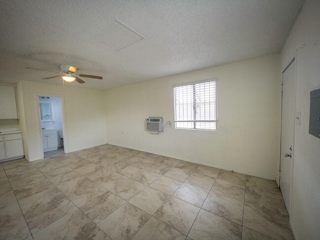Building Photo - 1 bed and 1 bath located in Henderson!