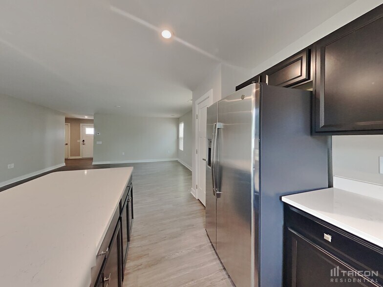 Building Photo - 215 Wellwood Way