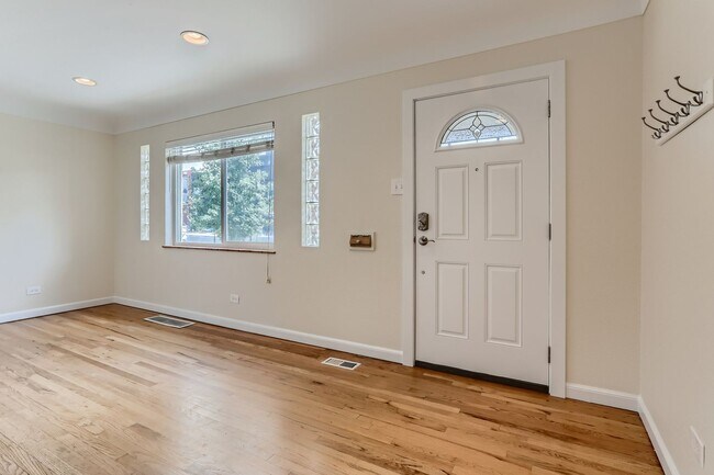 Building Photo - Amazing 4BR, 2BTH in Denver!