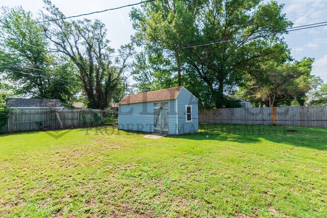 Building Photo - 2322 S Vine St