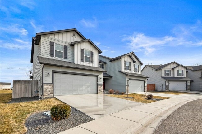 Building Photo - Beautiful Home 3 bed, 2.5 baths - Pet Friendly - Ready Now!