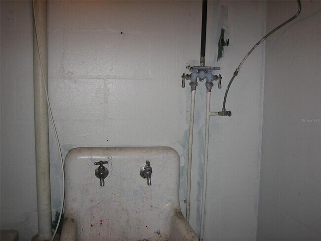 Building Photo - 1636 Douglas Ave