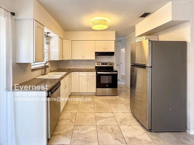 Building Photo - Lovely 3-Bedroom Home in a Convenient Loca...
