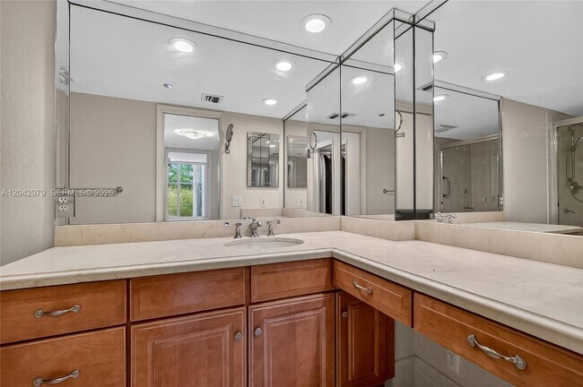 Building Photo - 4015 W Palm Aire Dr